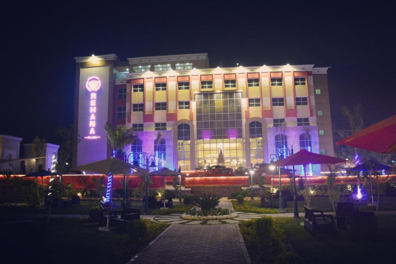 Rehana Plaza Hotel Le Caire Extérieur photo The hotel at night