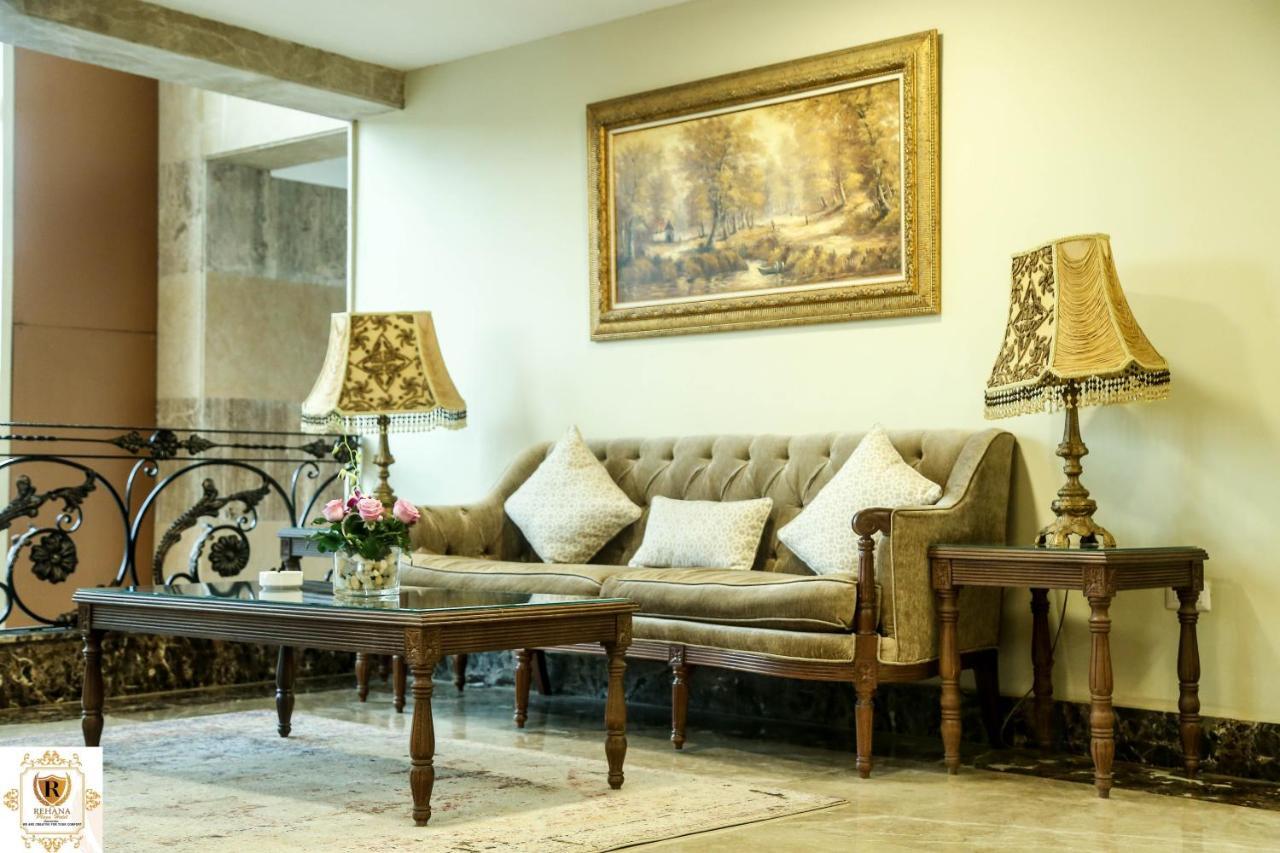 Rehana Plaza Hotel Le Caire Extérieur photo A living room with a sofa